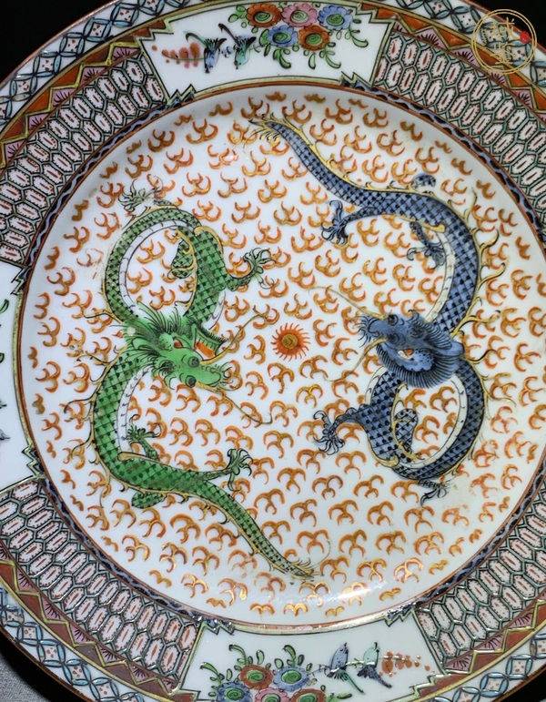 古玩陶瓷趕珠龍紋廣彩盤真品鑒賞圖