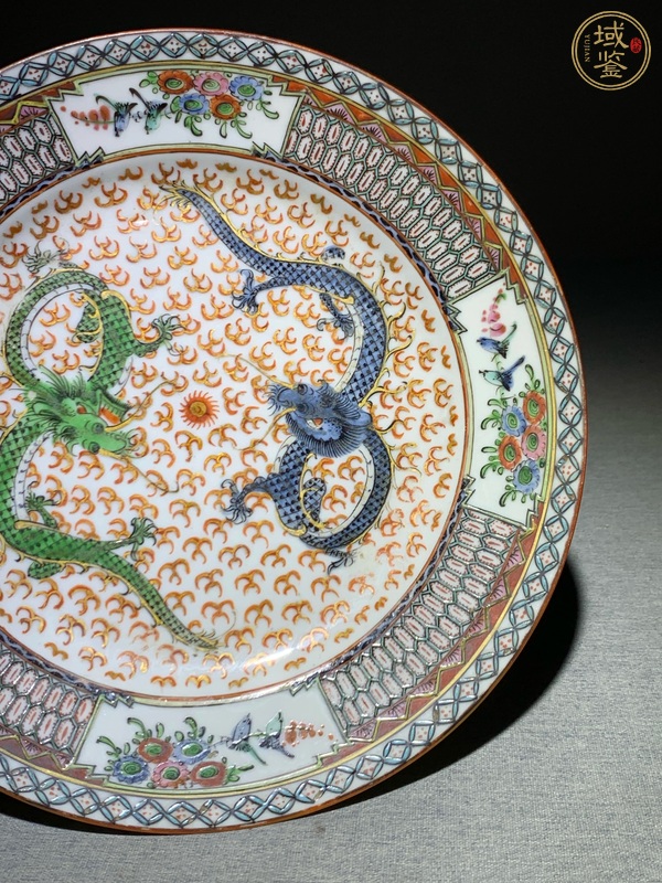 古玩陶瓷趕珠龍紋廣彩盤真品鑒賞圖