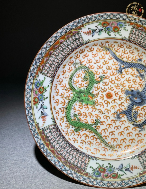 古玩陶瓷趕珠龍紋廣彩盤真品鑒賞圖