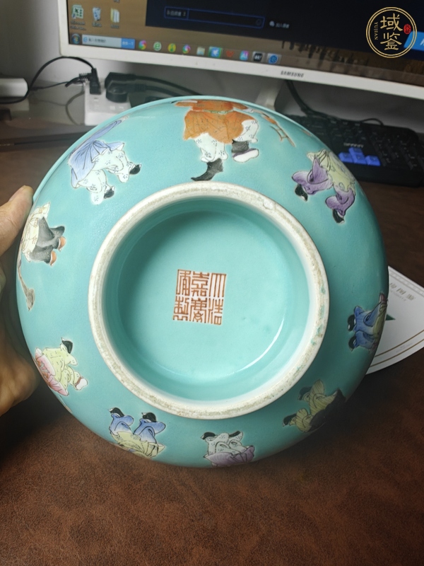 古玩陶瓷松石綠地人物故事紋碗真品鑒賞圖