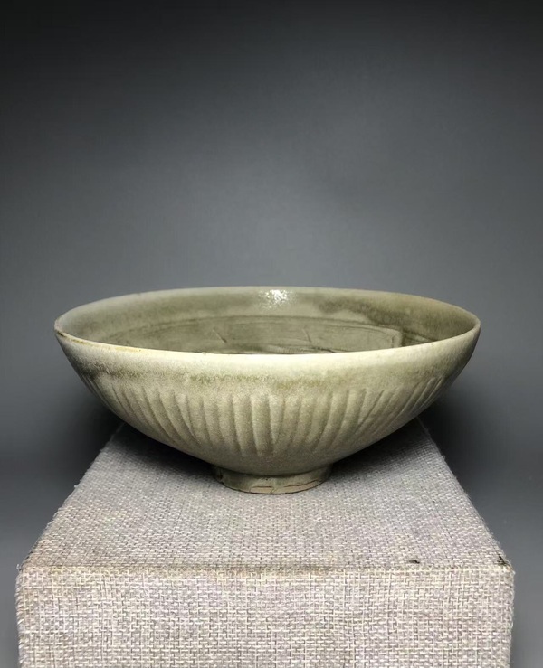 古玩轉(zhuǎn)賣（宋代）青釉刻花紋碗（有很高藝術(shù)收藏價(jià)值）拍賣，當(dāng)前價(jià)格4860元