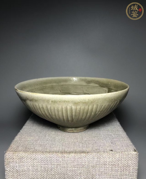 古玩陶瓷青釉刻花紋碗真品鑒賞圖