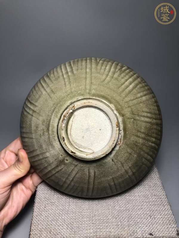 古玩陶瓷青釉刻花紋碗真品鑒賞圖