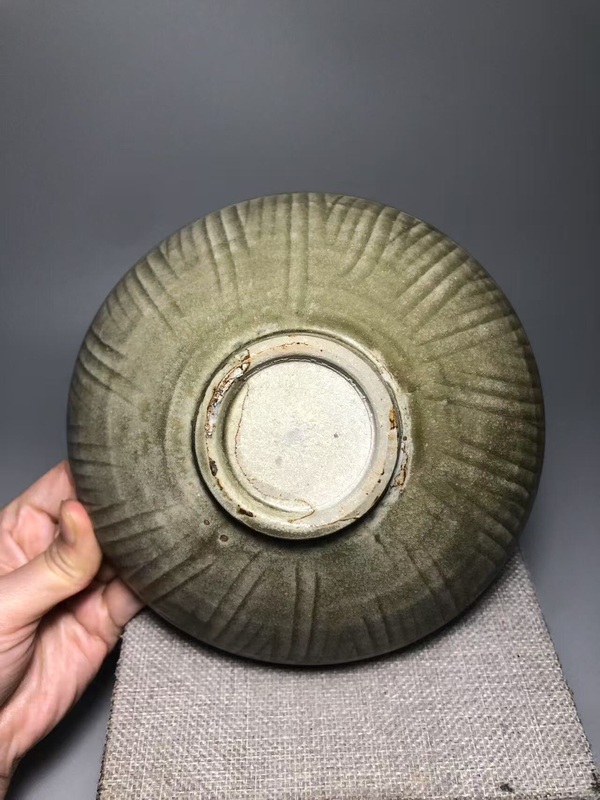 古玩陶瓷（宋代）青釉刻花紋碗（有很高藝術(shù)收藏價(jià)值）拍賣，當(dāng)前價(jià)格0元