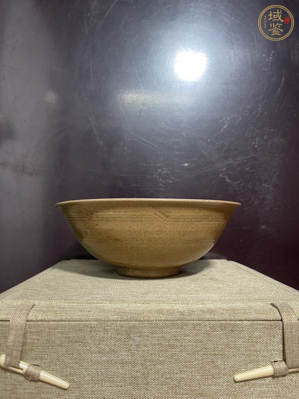 古玩陶瓷龍泉青瓷黃釉刻花大碗真品鑒賞圖