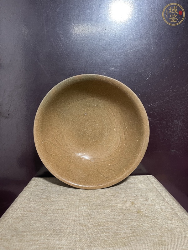 古玩陶瓷龍泉青瓷黃釉刻花大碗真品鑒賞圖