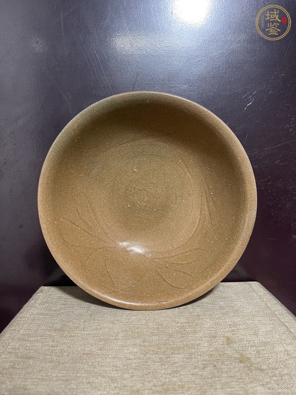 古玩陶瓷龍泉青瓷黃釉刻花大碗真品鑒賞圖