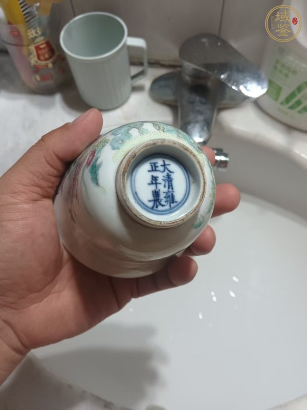 古玩陶瓷清晚期 粉彩花卉紋大號鈴鐺杯真品鑒賞圖