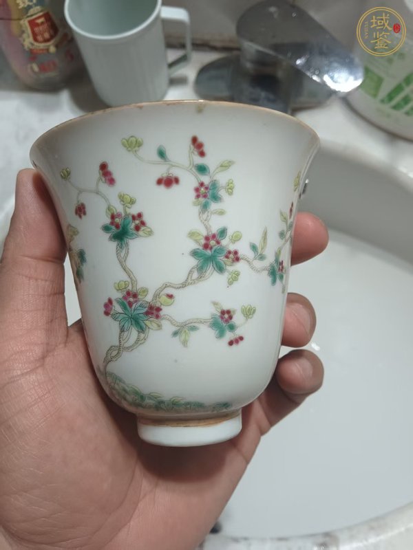古玩陶瓷清晚期 粉彩花卉紋大號鈴鐺杯真品鑒賞圖