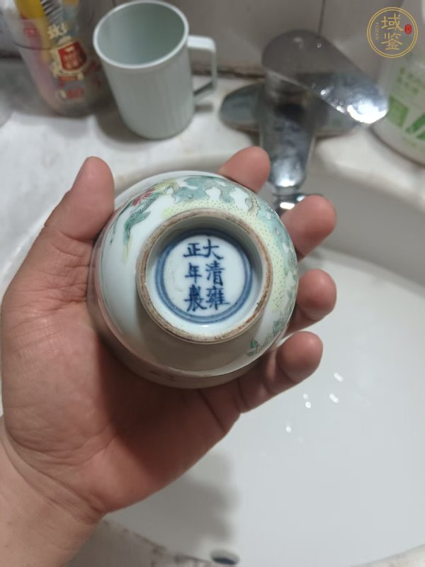 古玩陶瓷清晚期 粉彩花卉紋大號鈴鐺杯真品鑒賞圖