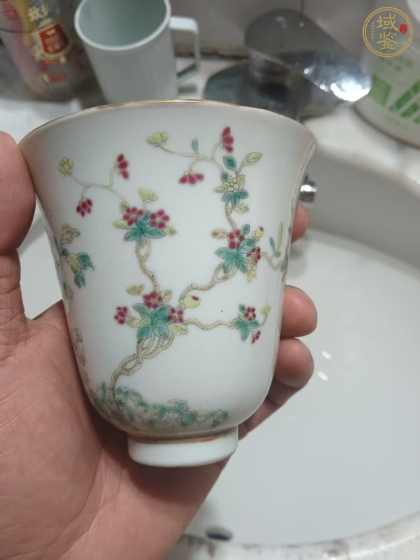 古玩陶瓷清晚期 粉彩花卉紋大號鈴鐺杯真品鑒賞圖