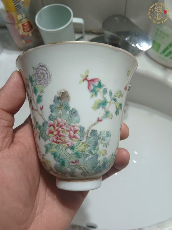 古玩陶瓷清晚期 粉彩花卉紋大號鈴鐺杯真品鑒賞圖