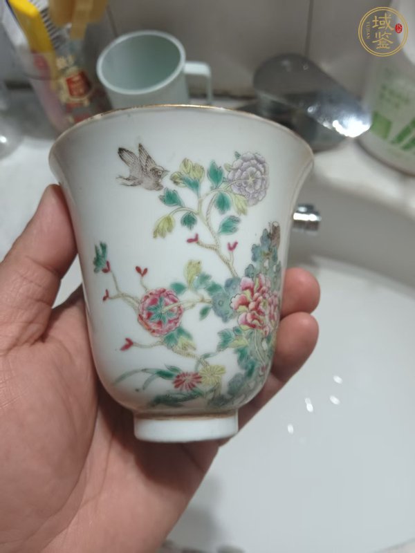 古玩陶瓷清晚期 粉彩花卉紋大號鈴鐺杯真品鑒賞圖