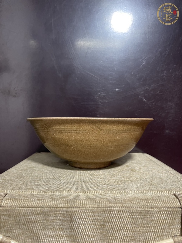 古玩陶瓷龍泉青瓷黃釉刻花大碗真品鑒賞圖