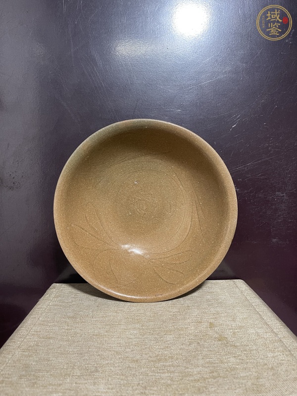 古玩陶瓷龍泉青瓷黃釉刻花大碗真品鑒賞圖