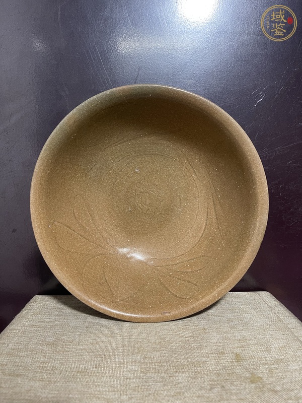 古玩陶瓷龍泉青瓷黃釉刻花大碗真品鑒賞圖