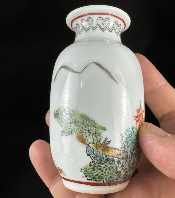 古玩轉(zhuǎn)賣粉彩山水人物撇口瓶拍賣，當前價格0元