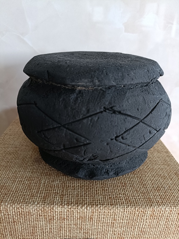 古玩轉(zhuǎn)賣明早期刻花黑陶鼓拍賣，當前價格0元