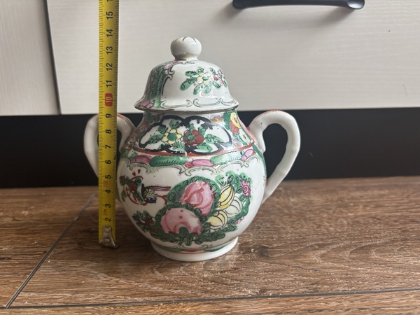 古玩轉(zhuǎn)賣廣彩人物紋雙耳壺拍賣,當(dāng)前價(jià)格139元