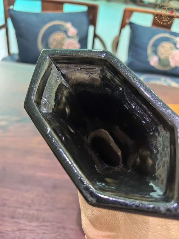 古玩陶瓷黑地三彩刻龍鳳紋六方花觚真品鑒賞圖