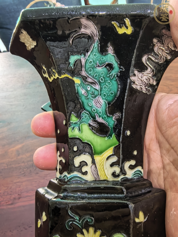 古玩陶瓷黑地三彩刻龍鳳紋六方花觚真品鑒賞圖