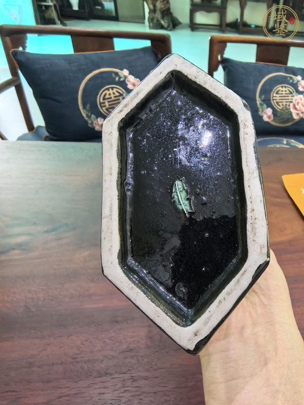 古玩陶瓷黑地三彩刻龍鳳紋六方花觚真品鑒賞圖