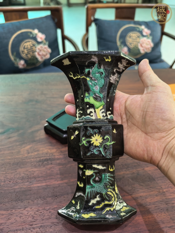 古玩陶瓷黑地三彩刻龍鳳紋六方花觚真品鑒賞圖