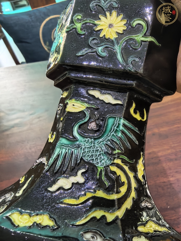 古玩陶瓷黑地三彩刻龍鳳紋六方花觚真品鑒賞圖