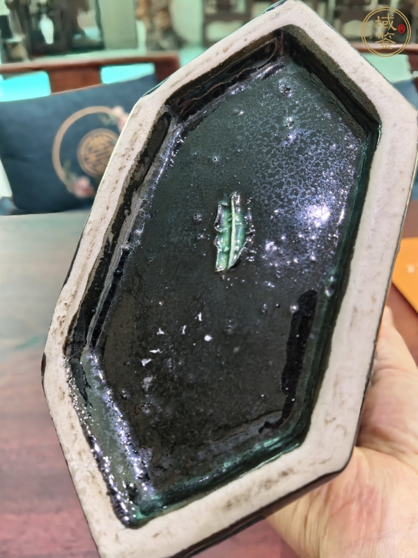 古玩陶瓷黑地三彩刻龍鳳紋六方花觚真品鑒賞圖