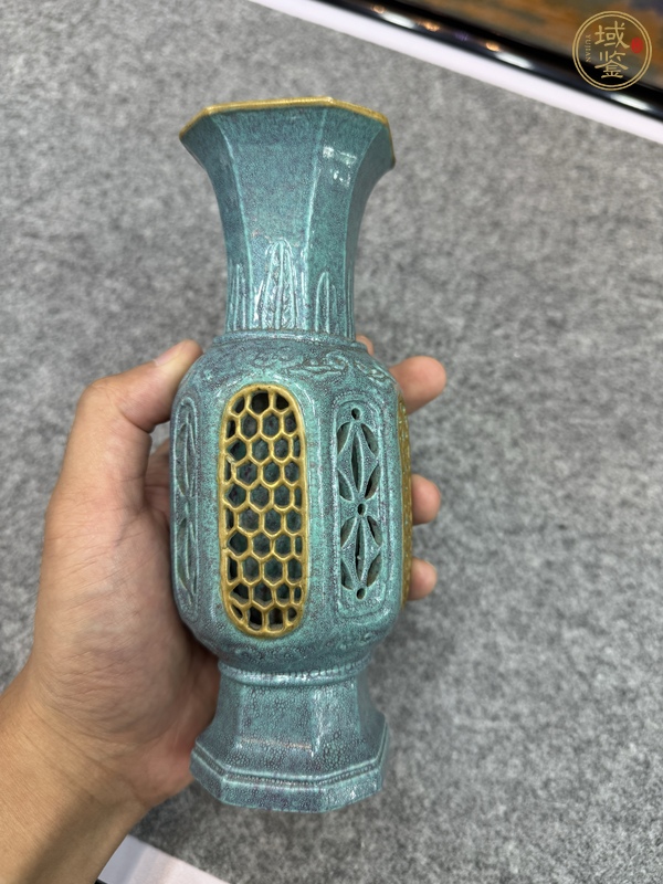 古玩陶瓷民國 爐鈞釉鏤空方瓶真品鑒賞圖