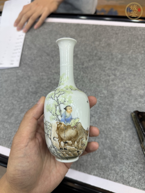 古玩陶瓷粉彩人物小瓶真品鑒賞圖