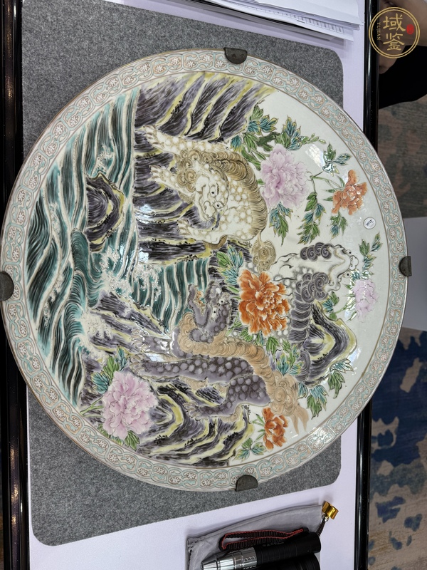 古玩粉彩瑞獸紋盤真品鑒賞圖