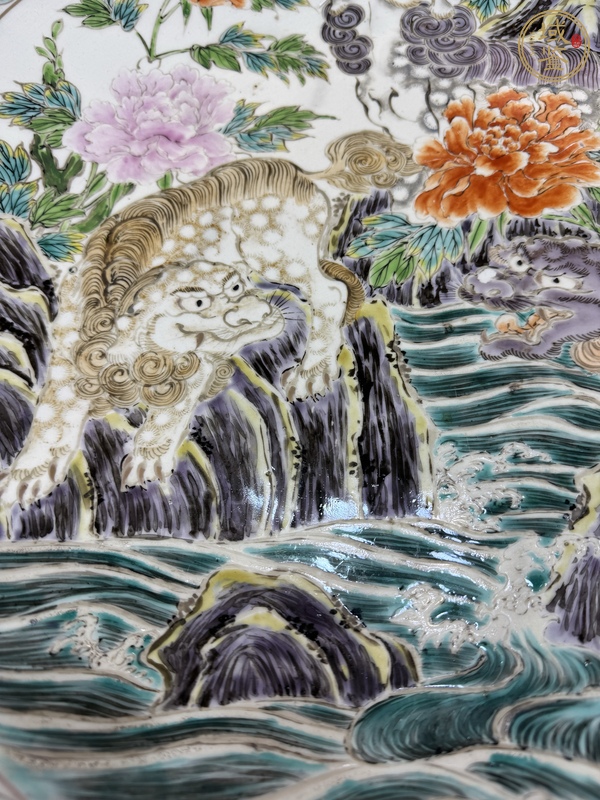 古玩陶瓷粉彩瑞獸紋盤真品鑒賞圖
