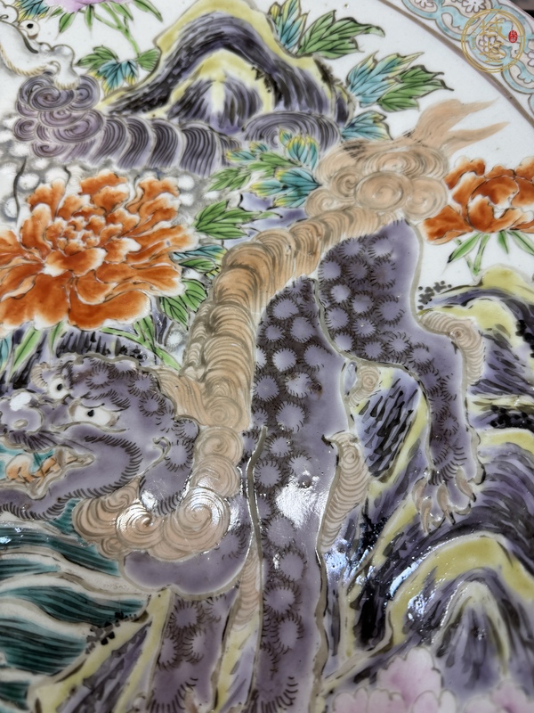 古玩陶瓷粉彩瑞獸紋盤真品鑒賞圖