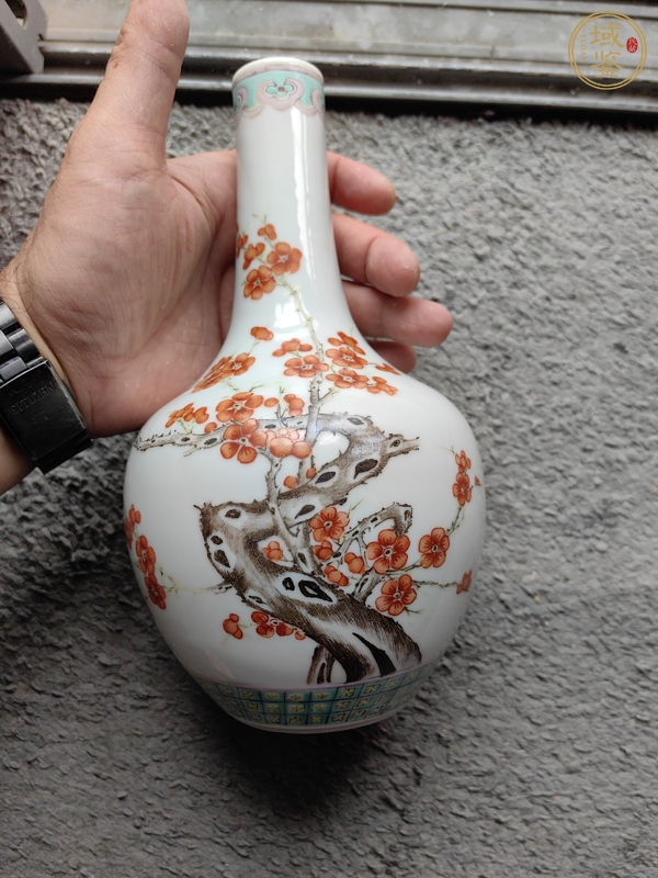 古玩晚清礬紅墨彩梅花傲骨天球瓶真品鑒賞圖