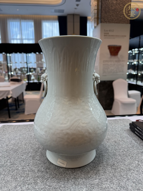 古玩陶瓷白釉印花輔首尊真品鑒賞圖