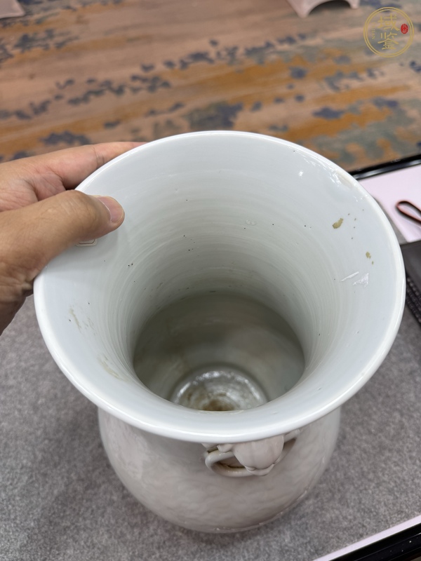 古玩陶瓷白釉印花輔首尊真品鑒賞圖