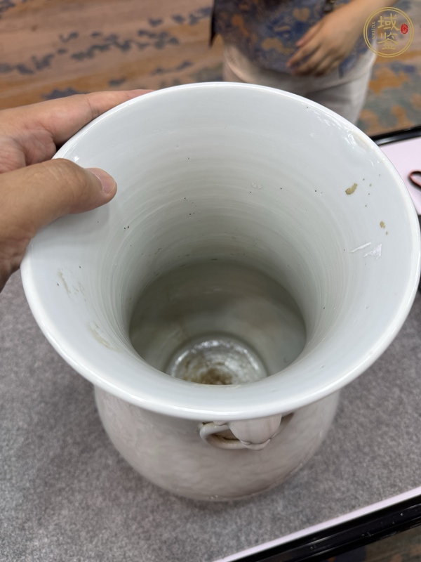 古玩陶瓷白釉印花輔首尊真品鑒賞圖