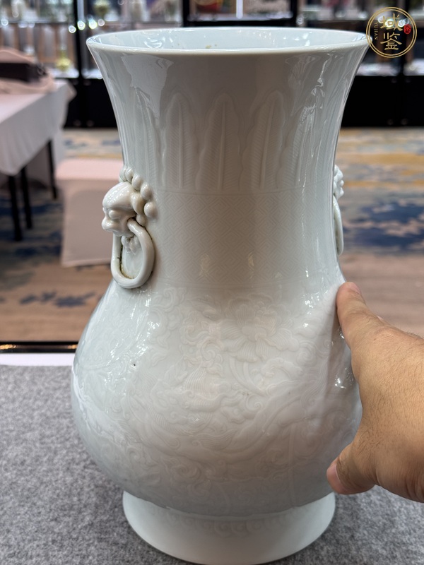 古玩陶瓷白釉印花輔首尊真品鑒賞圖