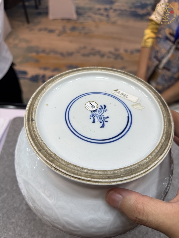 古玩陶瓷白釉印花輔首尊真品鑒賞圖