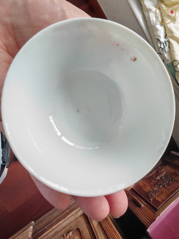 古玩陶瓷礬紅花卉紋茶圓真品鑒賞圖