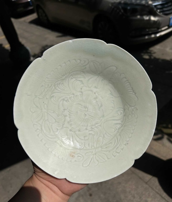 古玩轉(zhuǎn)賣湖田窯刻花折腰花口盤拍賣，當(dāng)前價(jià)格1600元
