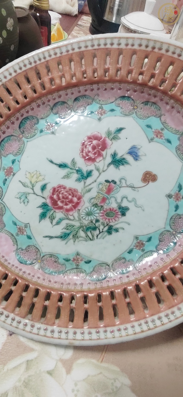 古玩陶瓷粉彩鏤空盤真品鑒賞圖