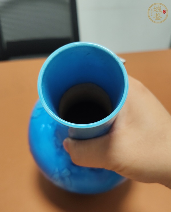 古玩陶瓷孔雀藍(lán)印花瓶真品鑒賞圖