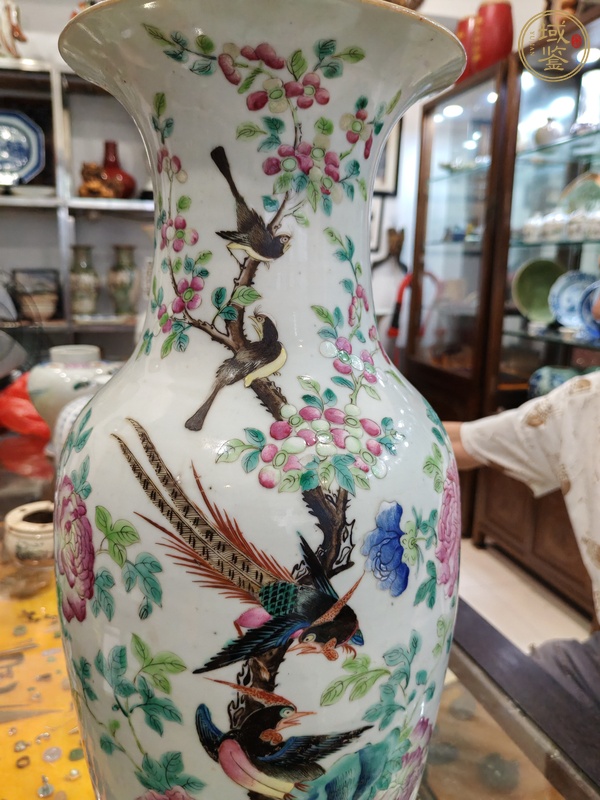 古玩陶瓷同治細(xì)路粉彩五倫圖瓶真品鑒賞圖