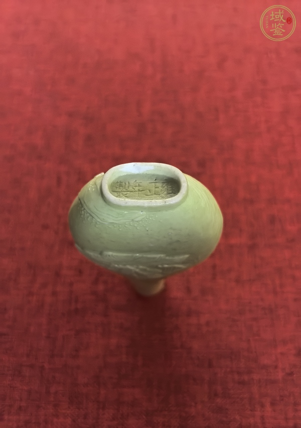 古玩陶瓷黃釉堆塑山水人物鼻煙壺真品鑒賞圖