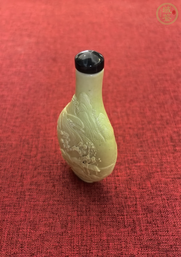 古玩陶瓷黃釉堆塑山水人物鼻煙壺真品鑒賞圖