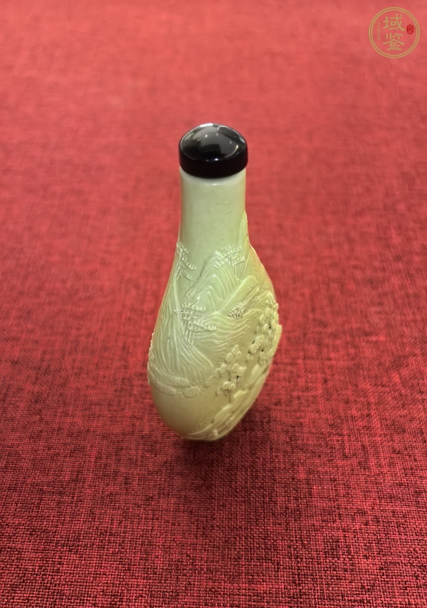 古玩陶瓷黃釉堆塑山水人物鼻煙壺真品鑒賞圖