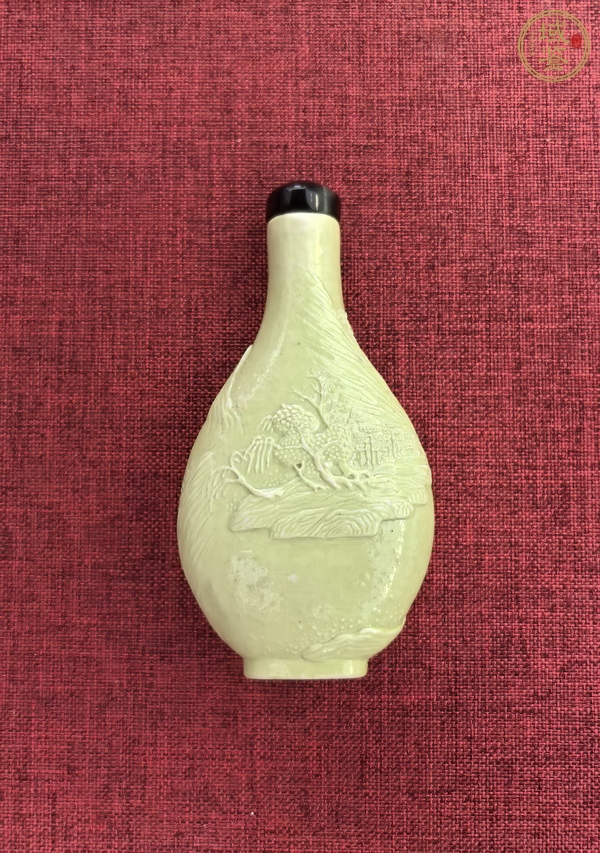 古玩陶瓷黃釉堆塑山水人物鼻煙壺真品鑒賞圖