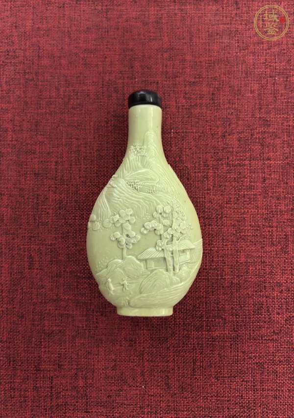 古玩陶瓷黃釉堆塑山水人物鼻煙壺真品鑒賞圖